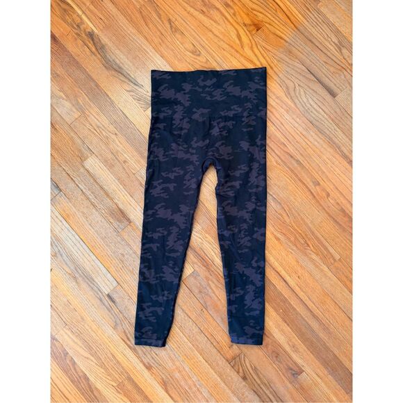 NWT SPANX Look at Me Now Black Camo Leggings Size L - Picture 9 of 14